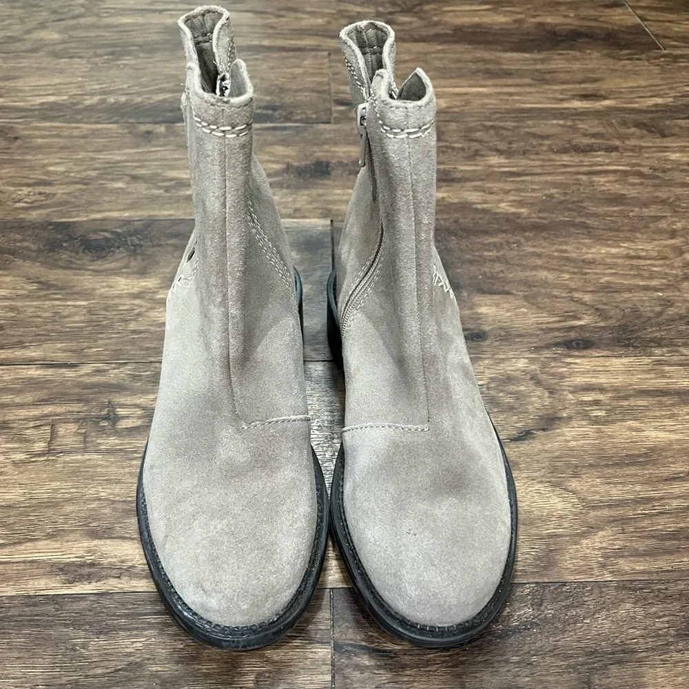 Clark’s‎ Tan Suede May Booties Sz. 6